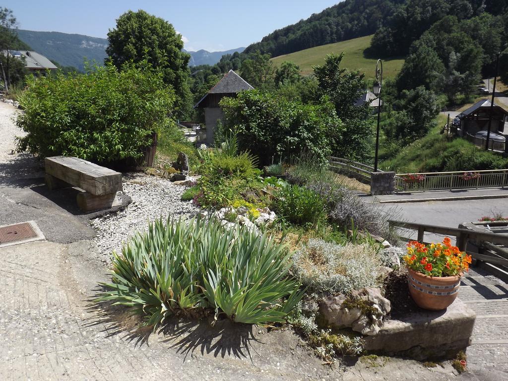 Bar Hotel Restaurant Le Margeriaz Les Déserts Buitenkant foto