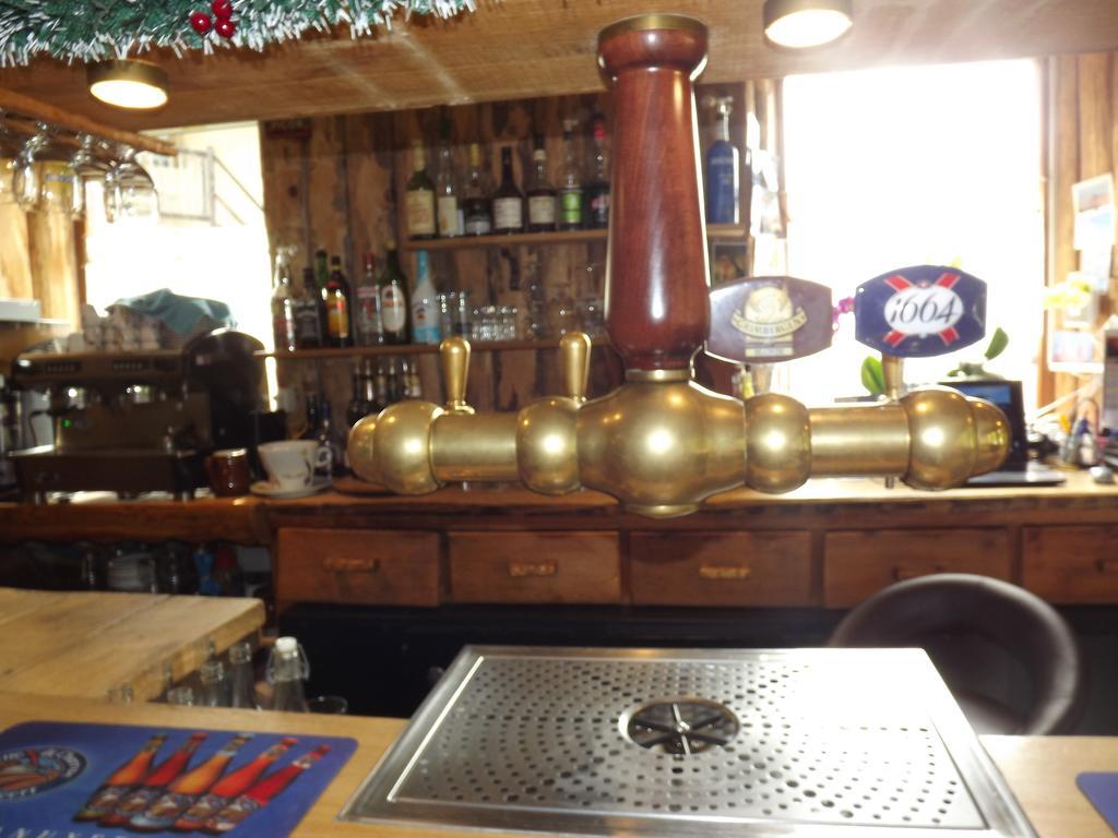 Bar Hotel Restaurant Le Margeriaz Les Déserts Buitenkant foto