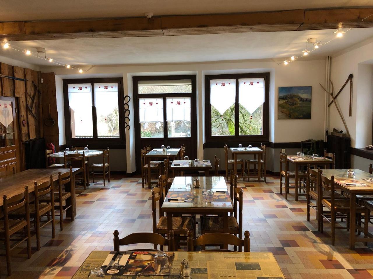 Bar Hotel Restaurant Le Margeriaz Les Déserts Buitenkant foto